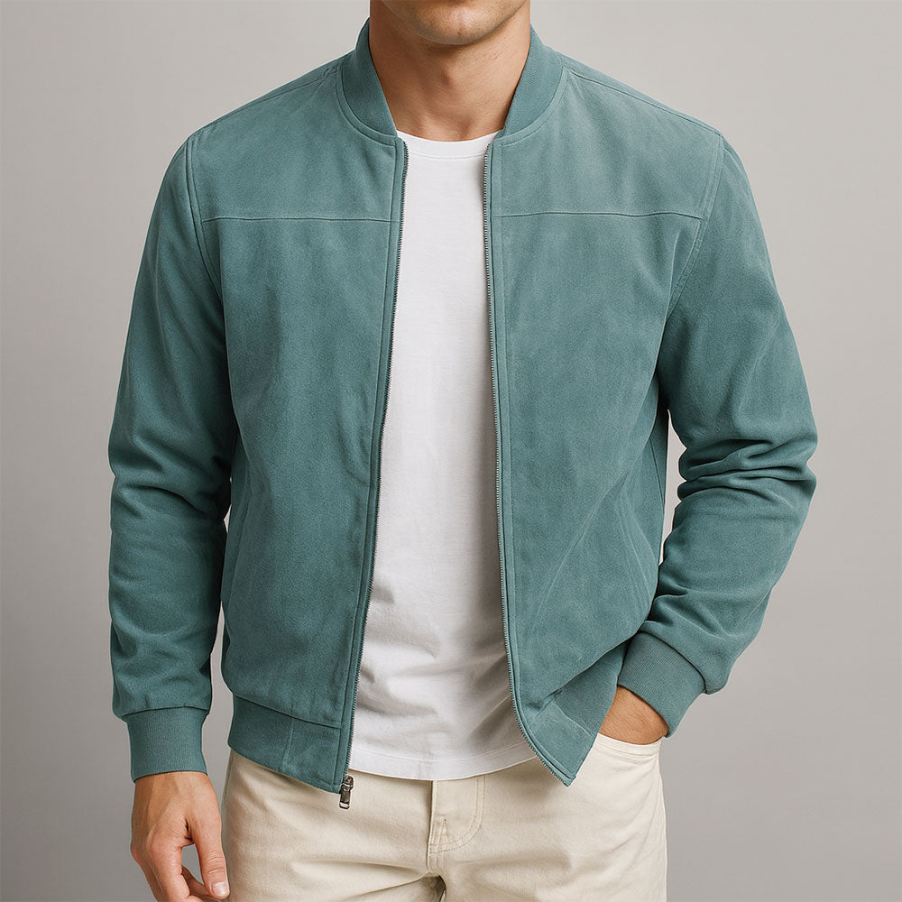 Mann trägt stilvolle, klassische Herren Urban Jacke in der Stadt. Perfekt als moderne Freizeit- oder Ganzjahres-Übergangsjacke.