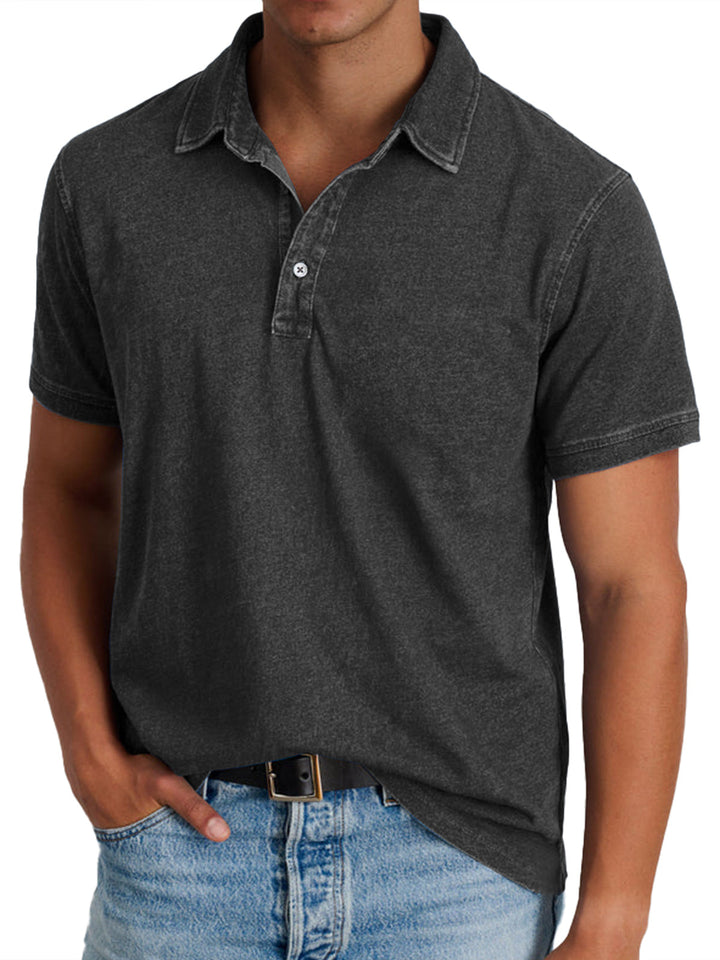 Nahaufnahme des Kragens vom klassischen Herren Polohemd. Hochwertiges Design für Herren-Oberteile.