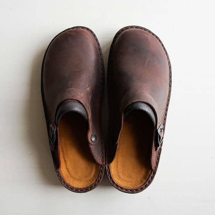 Bequeme Herren Clogs: Nahaufnahme der ergonomischen Komfortsohle für optimale Dämpfung und ganztägigen Tragekomfort.