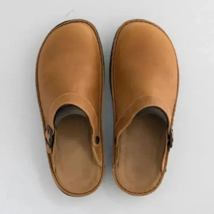 Seitenprofil der Herren Slip-on Clogs: Robustes Design mit bequemer Komfortsohle, ideal als Alltagsschuh.