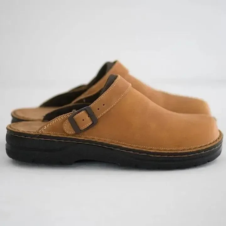 Herren Komfortschuhe: Rückansicht der Clogs mit offener Ferse, ideal für einfaches Anziehen und als bequeme Pantoletten.