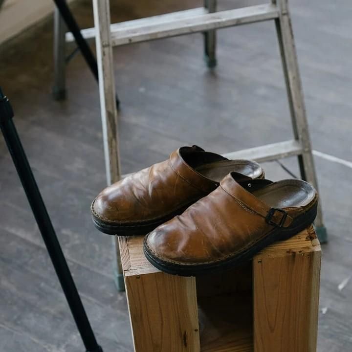 Ein Paar Herren Komfort Clogs: Perfekte Slip-on Schuhe für ganztägigen Tragekomfort, ideal als Hausschuhe oder Freizeitschuh.