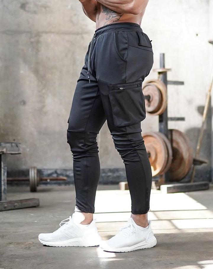 Herren Jogginghose im Einsatz: Zeigt Flexibilität bei dynamischen Bewegungen.
