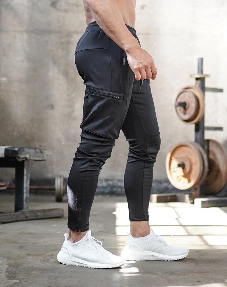 Funktionale Herren Trainingshose mit praktischen Taschen für Essentials.