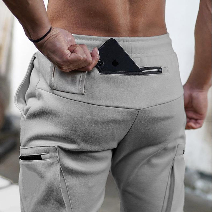 Athletische Herren Trainingshose aus Stretchmaterial, bietet optimale Bewegungsfreiheit.