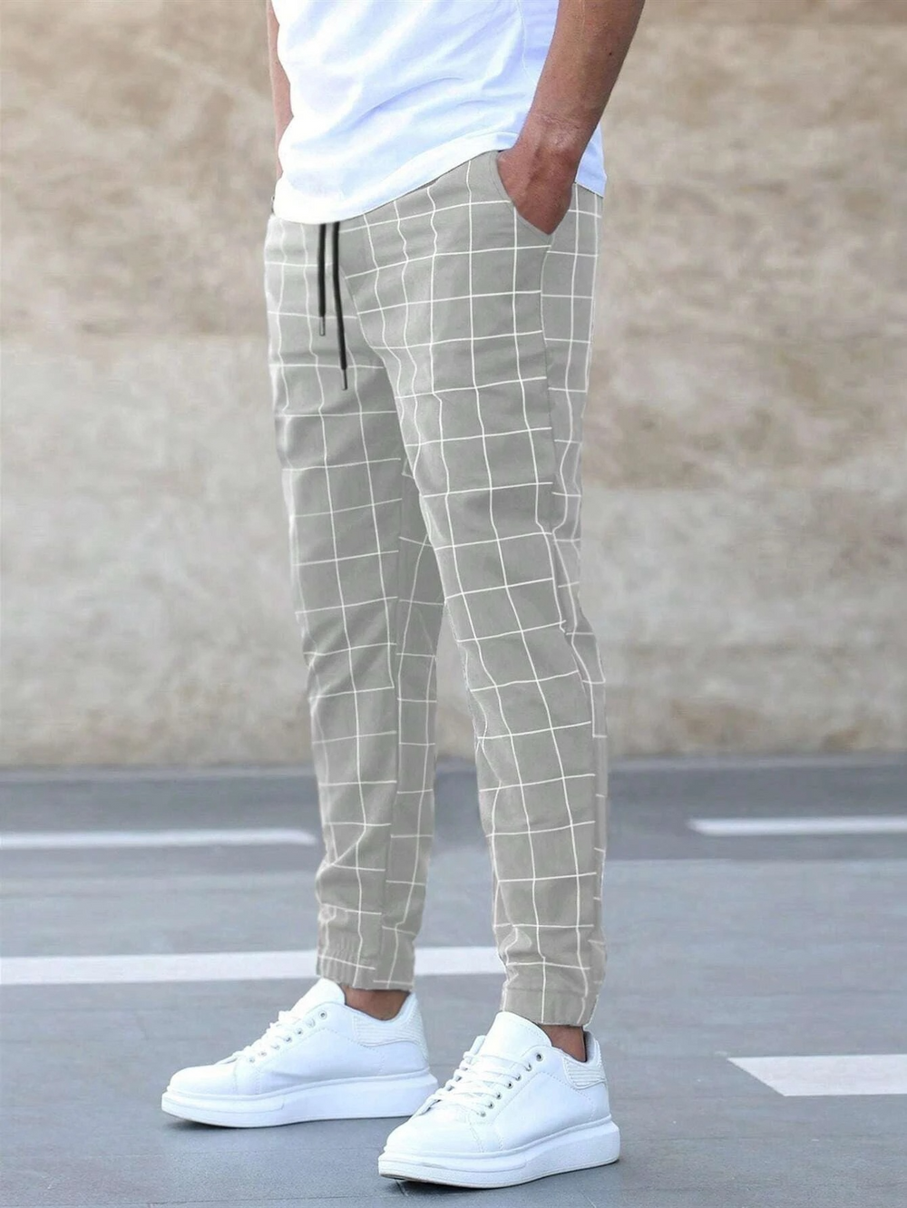 Stilvolle Herren Jogginghose in Schwarz mit modernem Schnitt. Perfekt für einen lässigen Freizeitlook und Männermode.