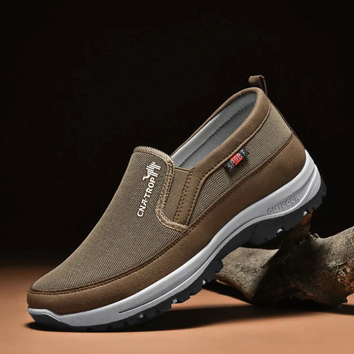 Detailaufnahme des Herren Slip-On John: atmungsaktives Obermaterial, präzise Nähte und flexible Sohle.