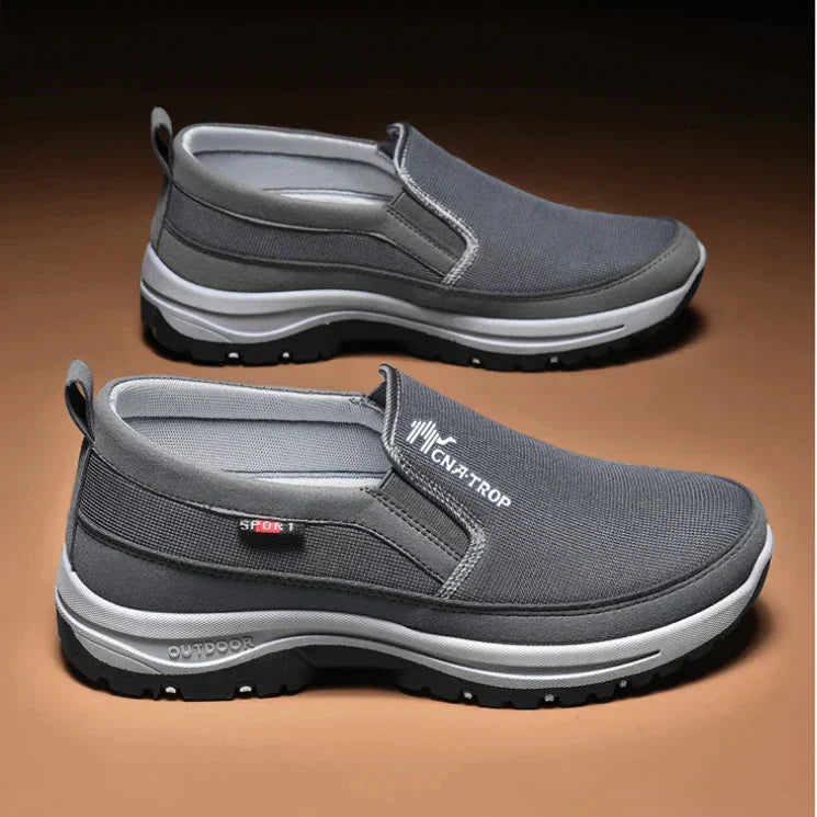 Seitenansicht des Herren Komfort Slippers John, zeigt die ergonomische Form und stützende Fußgewölbestütze.