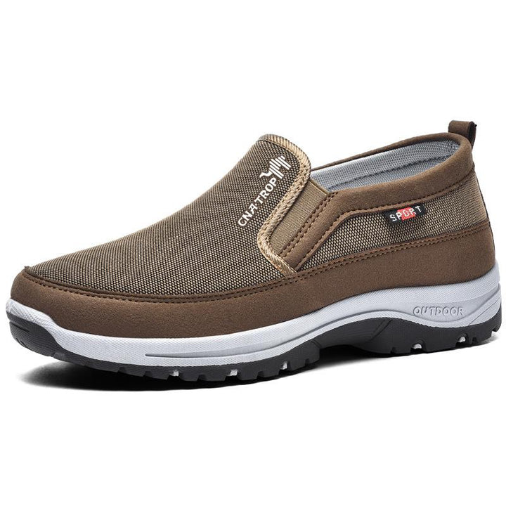 Blick von oben auf Herren Slip-On John, offenbart die geräumige Zehenbox und das leichte Design.
