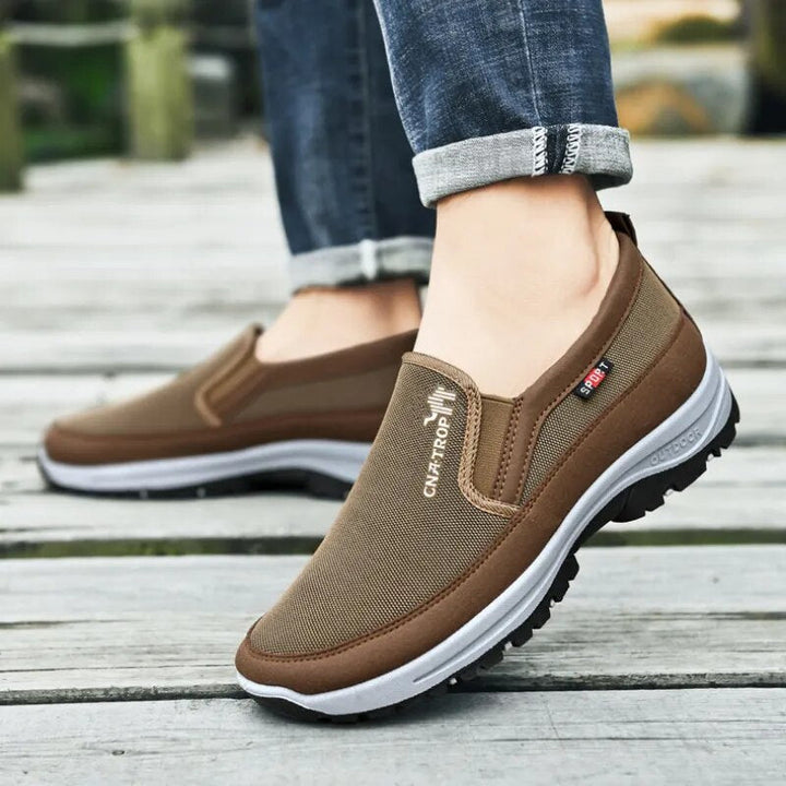 Atmungsaktiver Herren Slip-On Laufschuh John mit Fußgewölbestütze und rutschfester Sohle. Perfekt für aktive Tage.