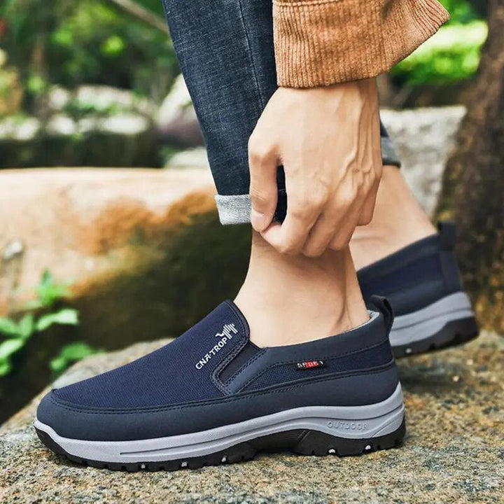 Moderner Herren Komfort Slipper John. Ideal als Alltagsschuh, bequem und vielseitig ganzjährig tragbar.