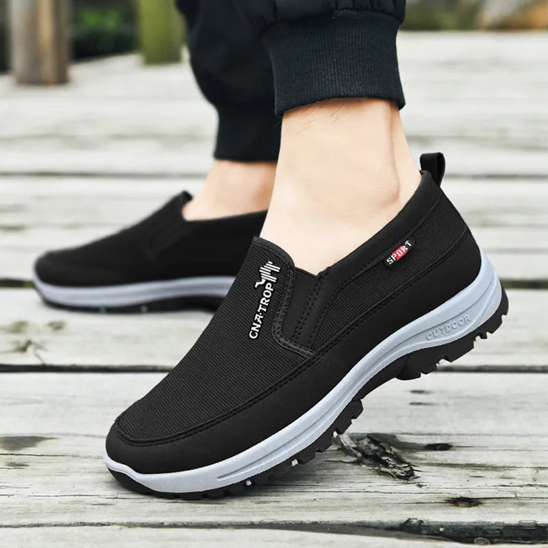 Leichter Herren Slip-On John aus atmungsaktivem Material für optimalen Tragekomfort. Perfekt für Spaziergänge.