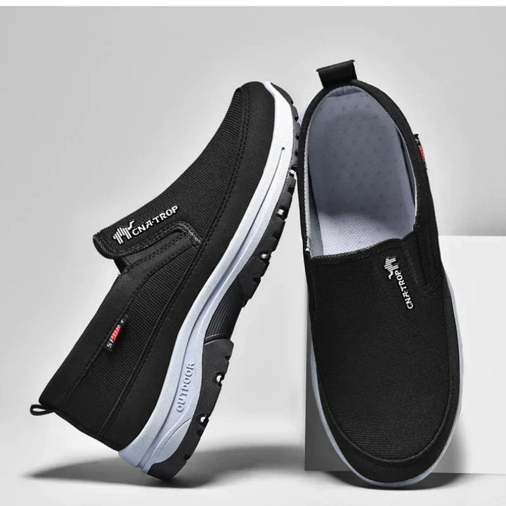 Praktischer Slip-On Slipper John für Herren. Einfaches An- und Ausziehen mit optimalem Halt und Komfort.