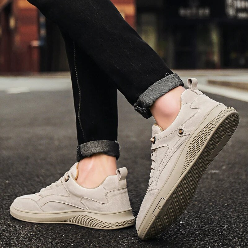 Nahaufnahme: Atmungsaktives Material der Komfort Sneaker; bequemer Herrenschuh.