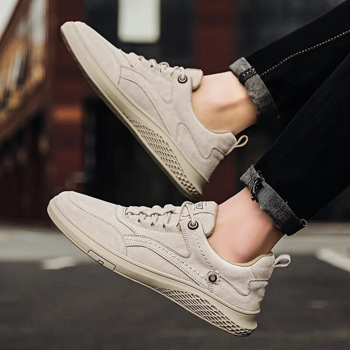 Zwei Paare: Grau und Braun; vielseitige Herren Komfort Sneaker für sportlichen Stil.