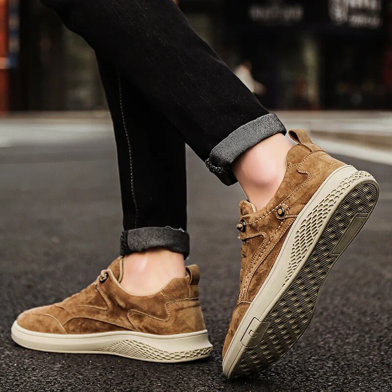 Sandfarbener Herrenschuh; bequemer Sneaker mit sportlichem Stil für täglichen Komfort.