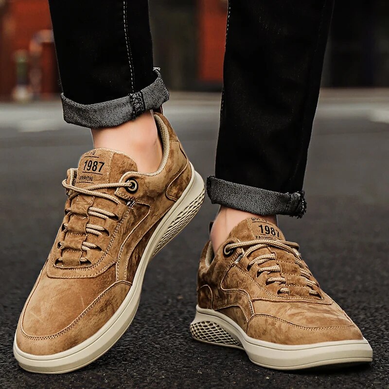 Ansicht von oben: Elegante Herren Sneaker; Komfortschuhe in Grau-Sand für den Alltag.