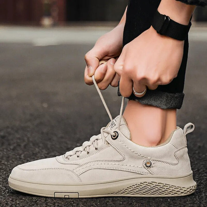 Seitenansicht: Grau-sandfarbene Herren Sneaker; sportlicher Stil mit flexibler Laufsohle.