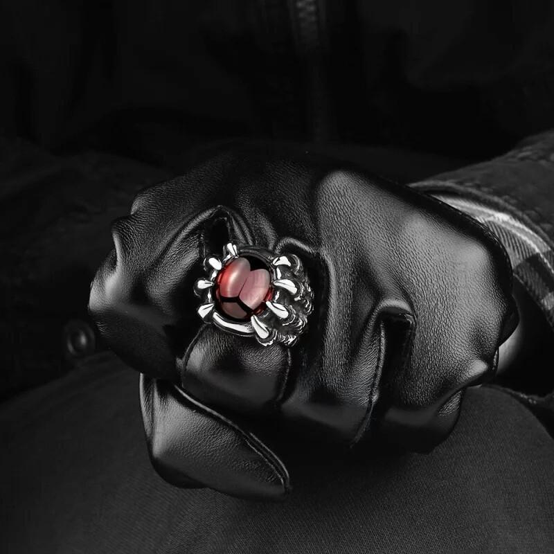 Eleganter Herrenring aus Edelstahl im Krallen-Design, mit tiefrotem Stein; stilvolles Modeschmuck-Accessoire.