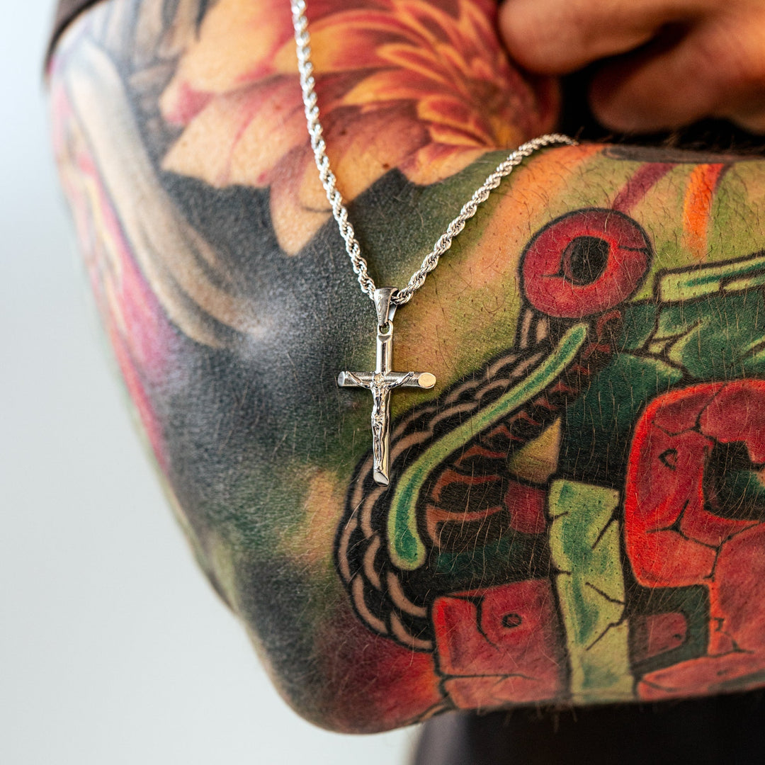 Detaillierte Kreuzkette aus glänzendem 925 Sterling-Silber, ein stilvolles Statement für Herren.