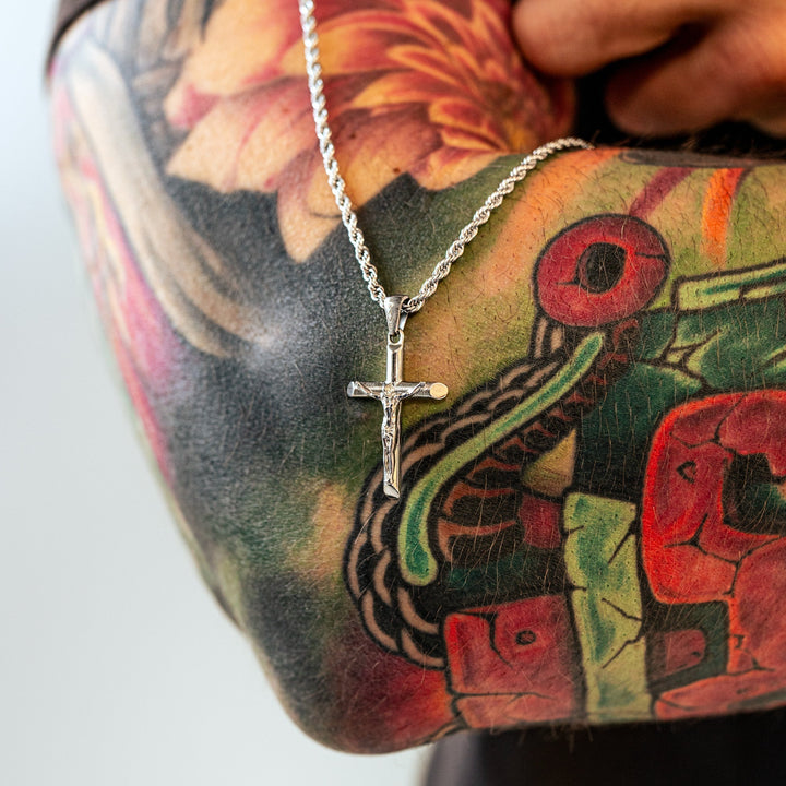 Detaillierte Kreuzkette aus glänzendem 925 Sterling-Silber, ein stilvolles Statement für Herren.