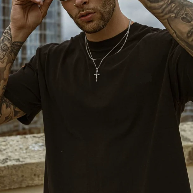 Eleganter Herren-Schmuck: Eine Kreuzkette aus Sterling-Silber, die Glauben und Männlichkeit stilvoll verbindet.
