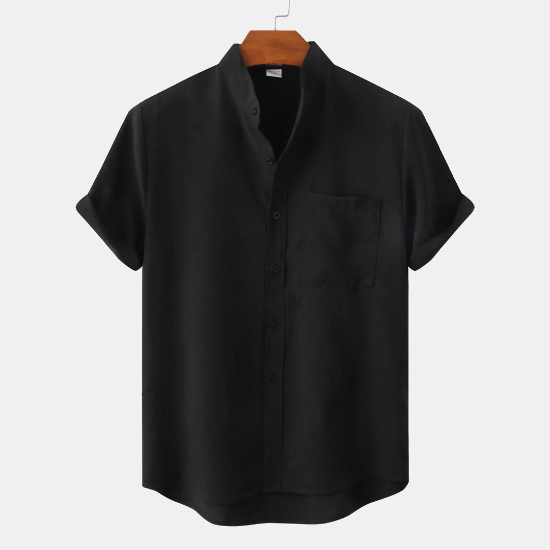 Lässiges Herren Kurzarmhemd in Schwarz, locker geschnitten für Strand & Freizeit. Atmungsaktives Sommerhemd.