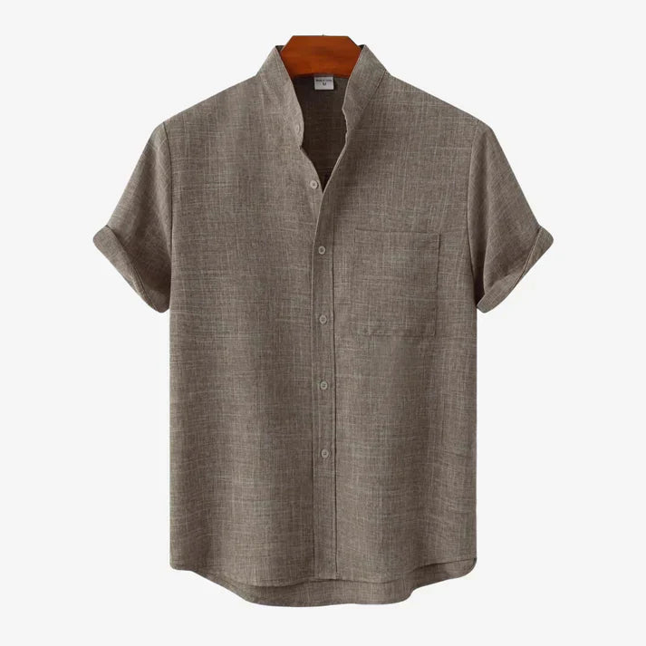 Detailaufnahme des weißen Herren Kurzarm Hemdes. Zeigt den atmungsaktiven Stoff und die feinen Knöpfe des Button-Down-Hemdes.