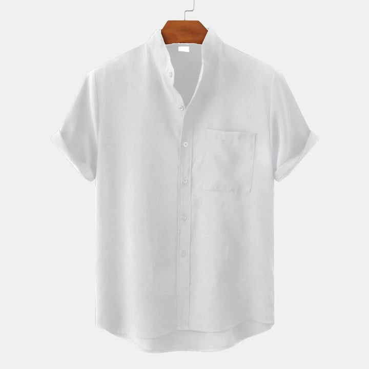 Atmungsaktives Kurzarmhemd für Herren in Weiß, lässig und locker. Perfektes Button-Down Sommerhemd für Freizeit.