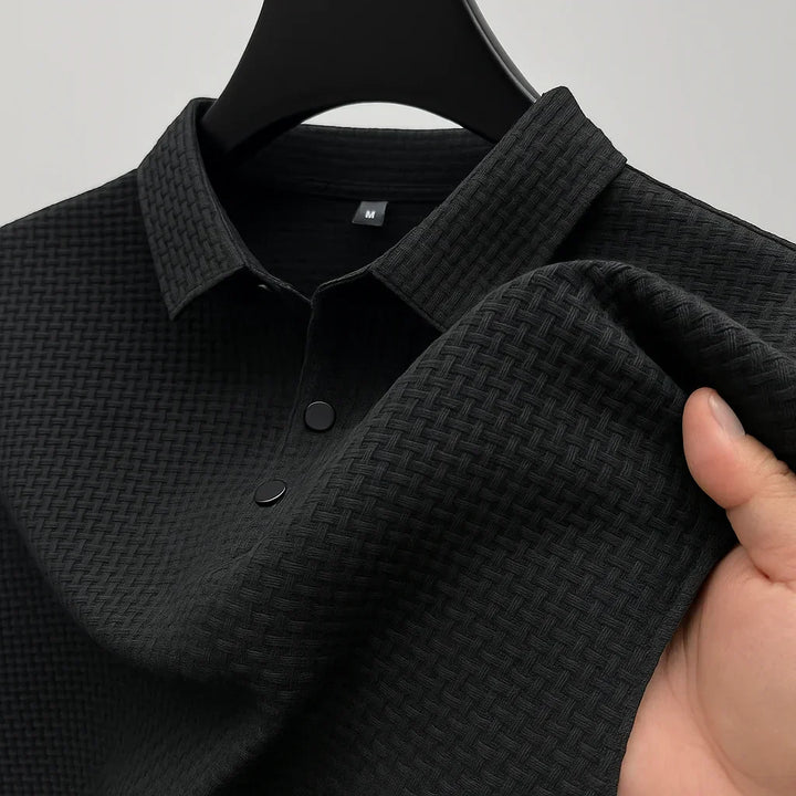 Herren Kurzarm Poloshirt in modernem Design, optimal für Freizeit und Business Casual im Sommer.