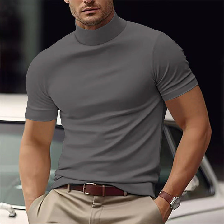 Mann präsentiert Herren Kurzarm-Rollkragen-Shirt "Liam", elegant und bequem für den urbanen Lifestyle.