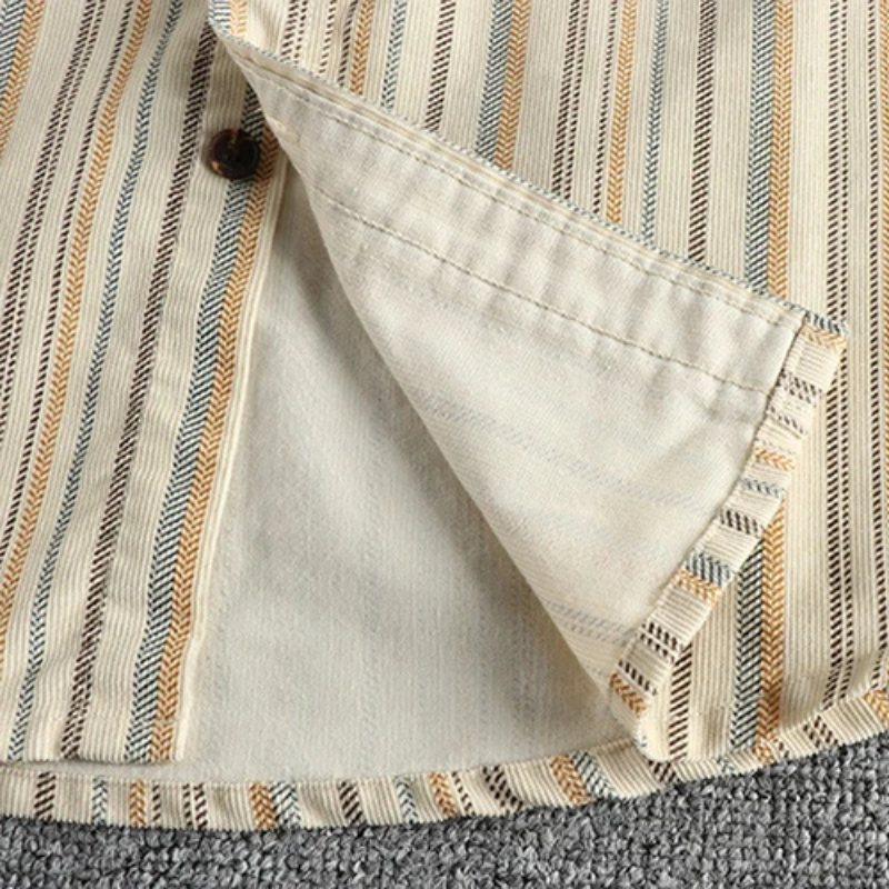 Mann trägt gestreiftes Herren Freizeithemd Langarm, elegant & modern. Bequemes Casual Hemd für Männer.