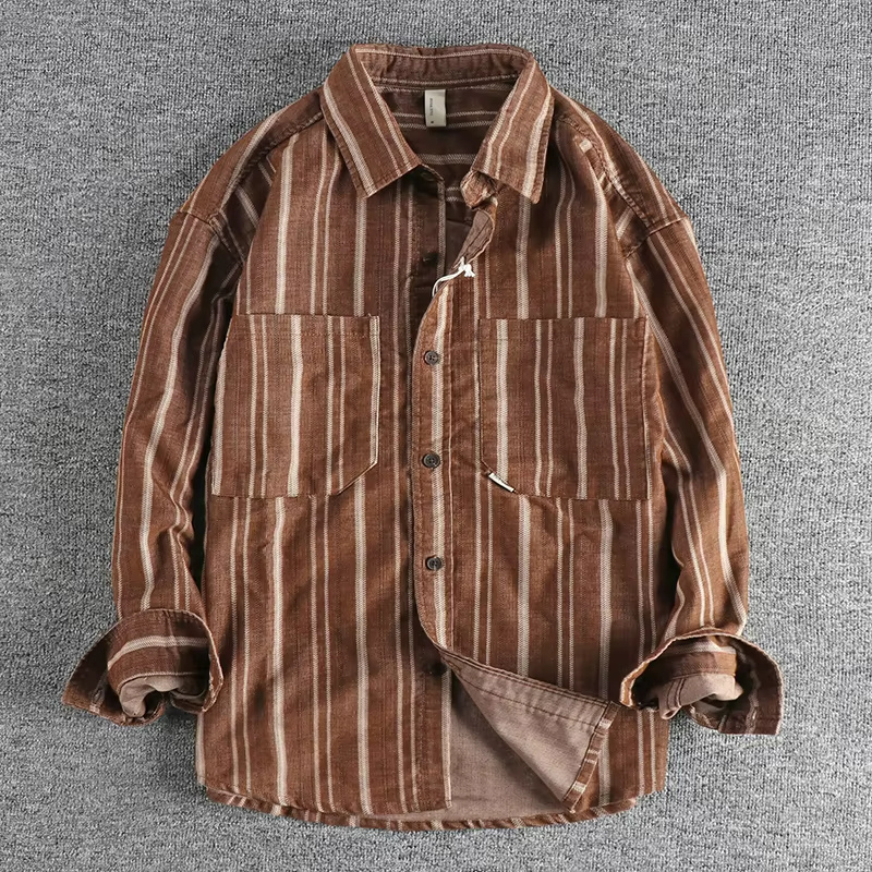 Gestreiftes Herren Langarmhemd, gefaltet, zeigt modernes Design und Eleganz. Komfortables Freizeithemd für Männer.