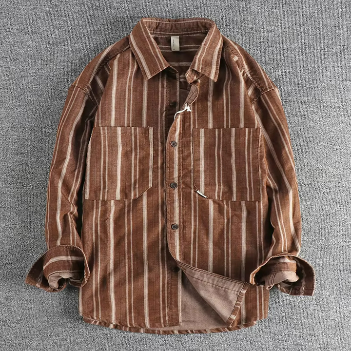 Gestreiftes Herren Langarmhemd, gefaltet, zeigt modernes Design und Eleganz. Komfortables Freizeithemd für Männer.