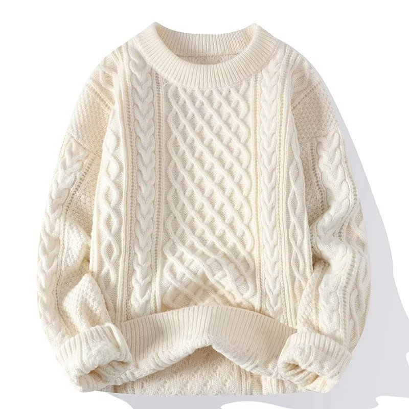 Detaillierte Nahaufnahme des Zopfmusters am eleganten Herren Strickpullover in weicher Qualität.
