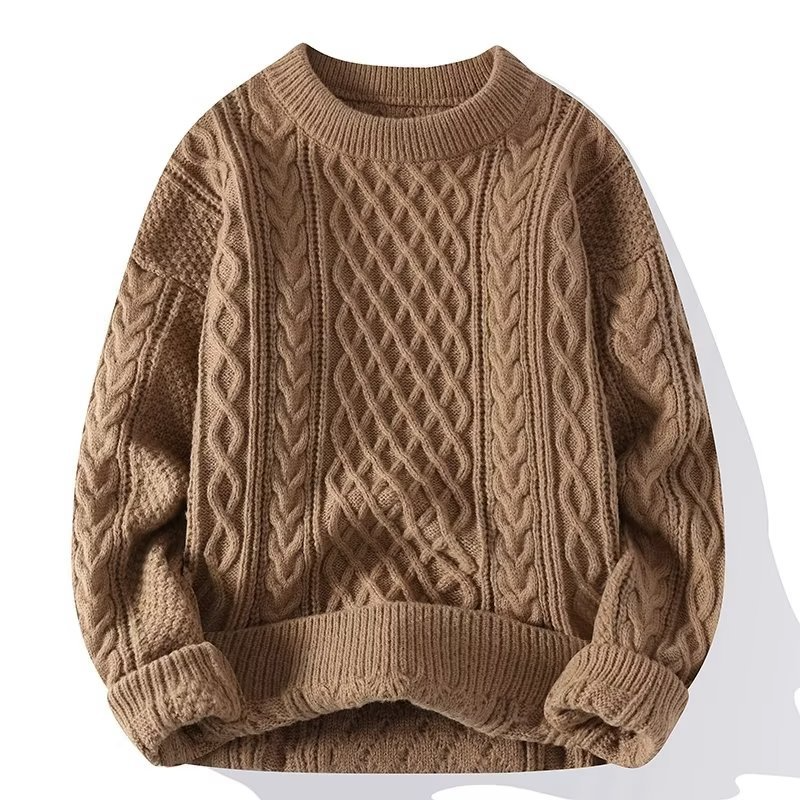 Klassischer Rundhals-Strickpullover für Herren mit markantem Zopfmuster in neutraler Farbe.