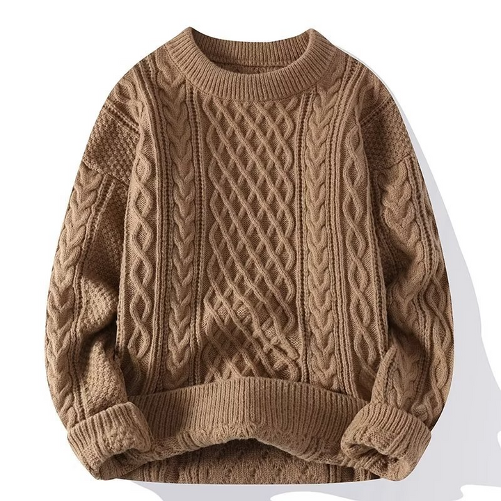 Klassischer Rundhals-Strickpullover für Herren mit markantem Zopfmuster in neutraler Farbe.