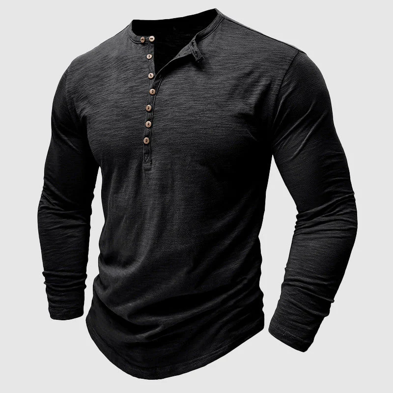 Herren Langarmshirt, marineblau, unter einer Jacke getragen, vielseitiges Oberteil für lässige Herrenmode.