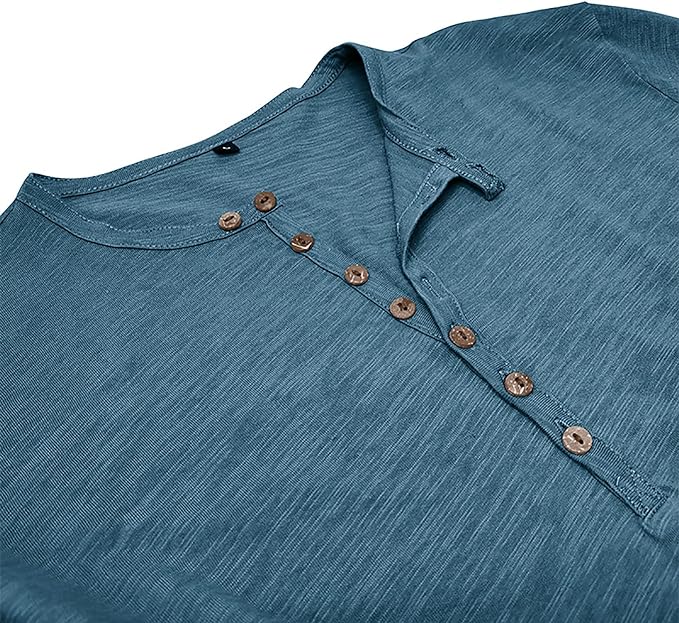 Mann trägt modisches, lockeres Herren Langarmshirt in Beige, kombiniert mit Jeans, Freizeit-Look.