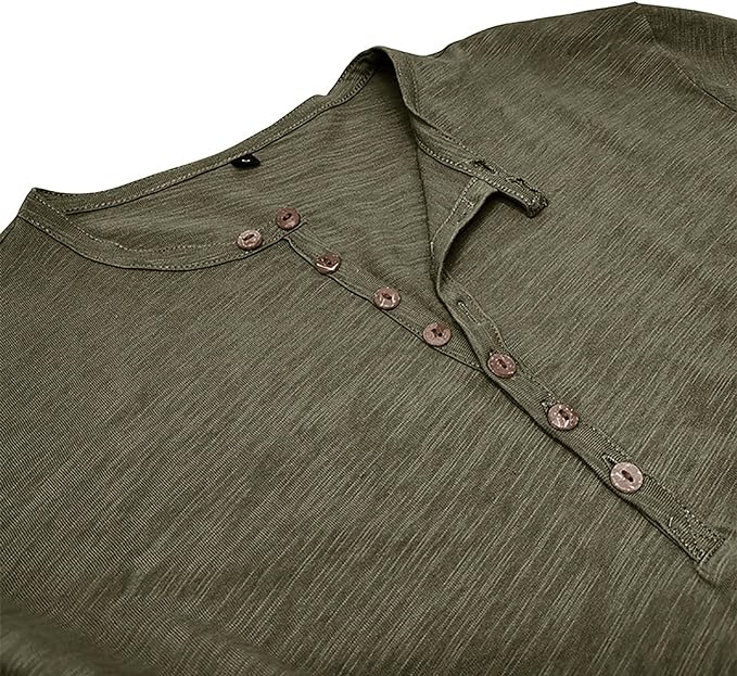 Gefaltetes Herren Langarmshirt in Schwarz, vielseitiges Oberteil für bequeme Alltagskleidung.