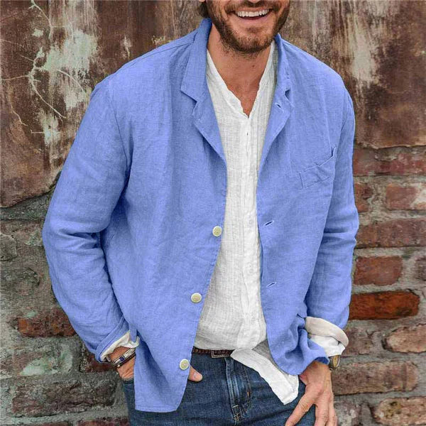 Mann trägt modische leichte Herren Freizeitjacke mit Knopfleiste, entspannt für Frühling & Herbst.