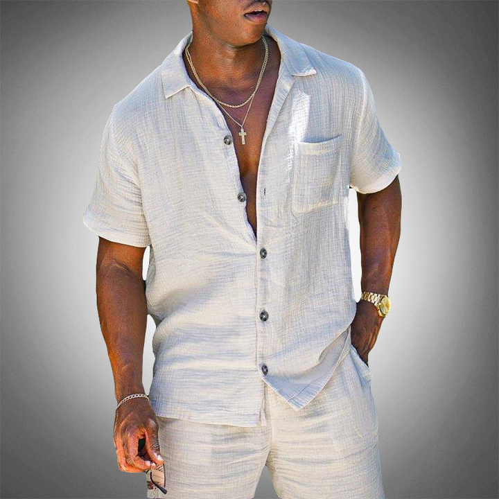 Modell trägt lässiges Herren Leinen Outfit, bequemer Leinenanzug für Herren, perfekt für Strand & Urlaub.
