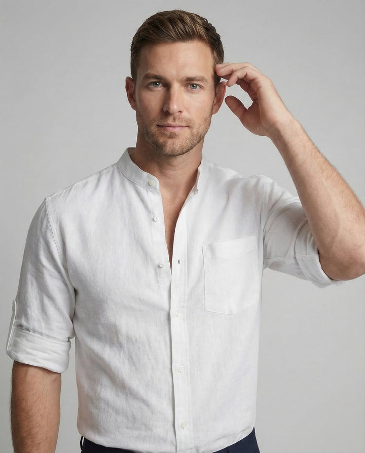 Modell trägt stylisches weißes Herren Leinenhemd mit Stehkragen, Langarm, ideal für Reisen & Casual Mode.
