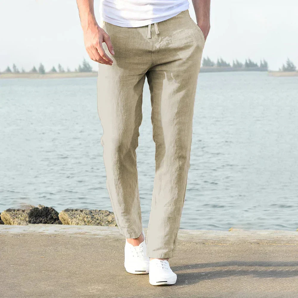Blaue, legere Herren Freizeithose für den Sommer. Sehr bequem und luftig, ideal für Alltag und Urlaub.
