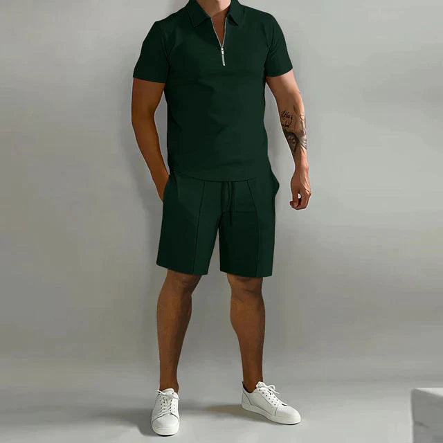 Stilvolles Herren Poloshirt & Shorts Set. Atmungsaktive Stoffe für sommerliche Eleganz, Komfort & Freizeitkleidung.