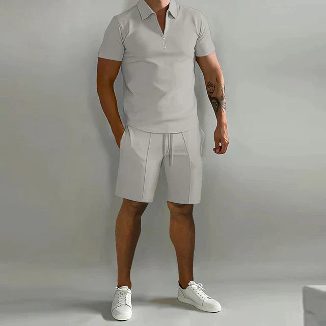 Nahaufnahme des luxuriösen Herren Poloshirts & passender Shorts. Hochwertiger Stoff für stilvolle Sommer-Outfits.