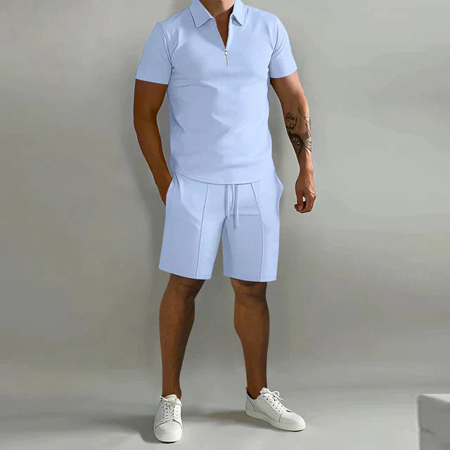 Mann trägt bequemes Herren Poloshirt & Shorts Set. Modisch, elegant und ideal für warme Sommertage.