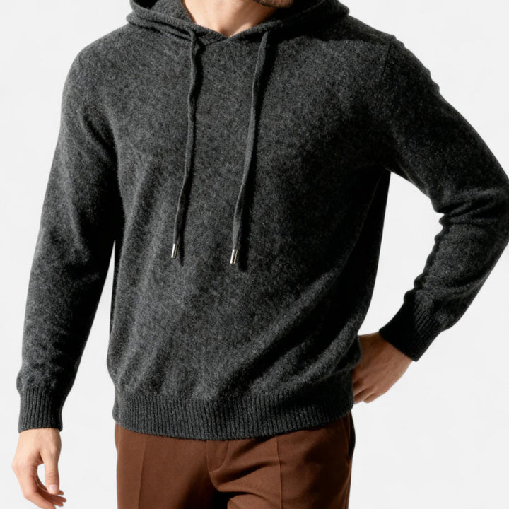 Schlichter, eleganter Herren Kapuzenpullover "Leo" im minimalistischen Stil, bietet Luxus und Gemütlichkeit.