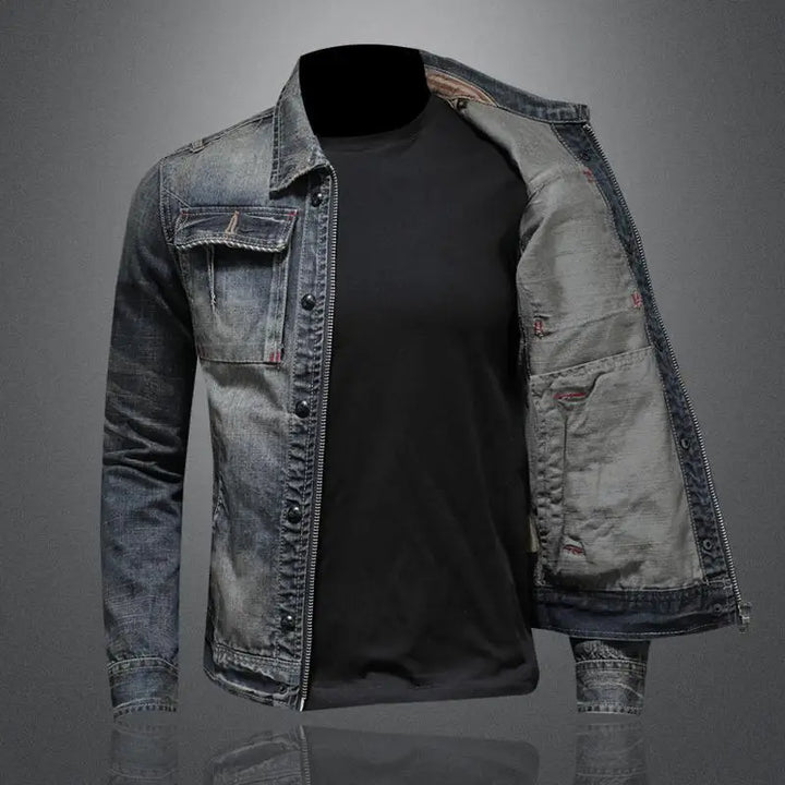 Nahaufnahme der strukturierten Herren-Knopfjacke Cameron; vielseitige Freizeitjacke für modernes Layering.