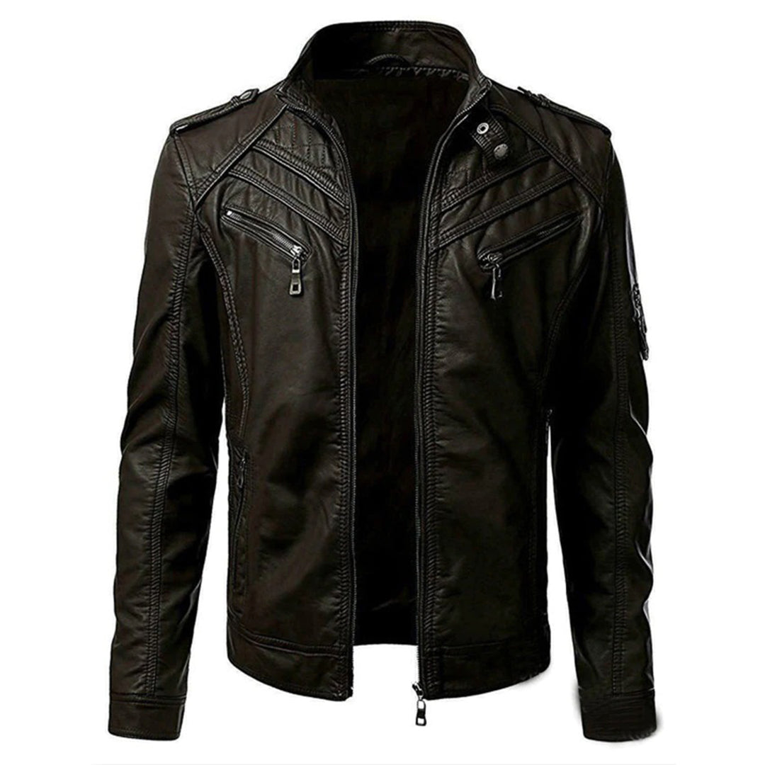 Mann trägt schwarze moderne Bikerjacke, lässige Herrenmode für Freizeit und Stadt, Statement-Jacke.